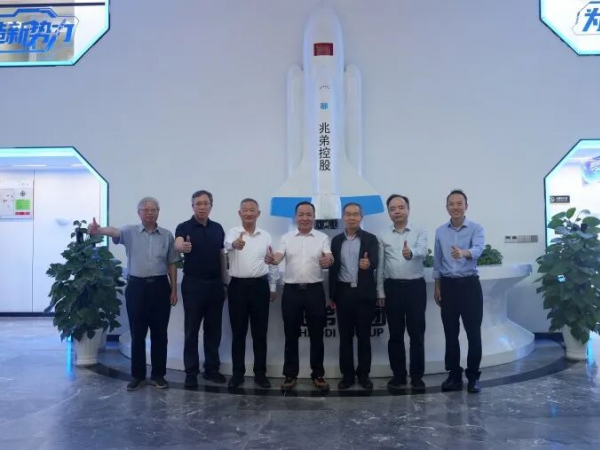 全國工程勘察設(shè)計大師郁銀泉、任慶英、周建龍等專家組團(tuán)考察兆弟綠色全裝配式技術(shù)新突破